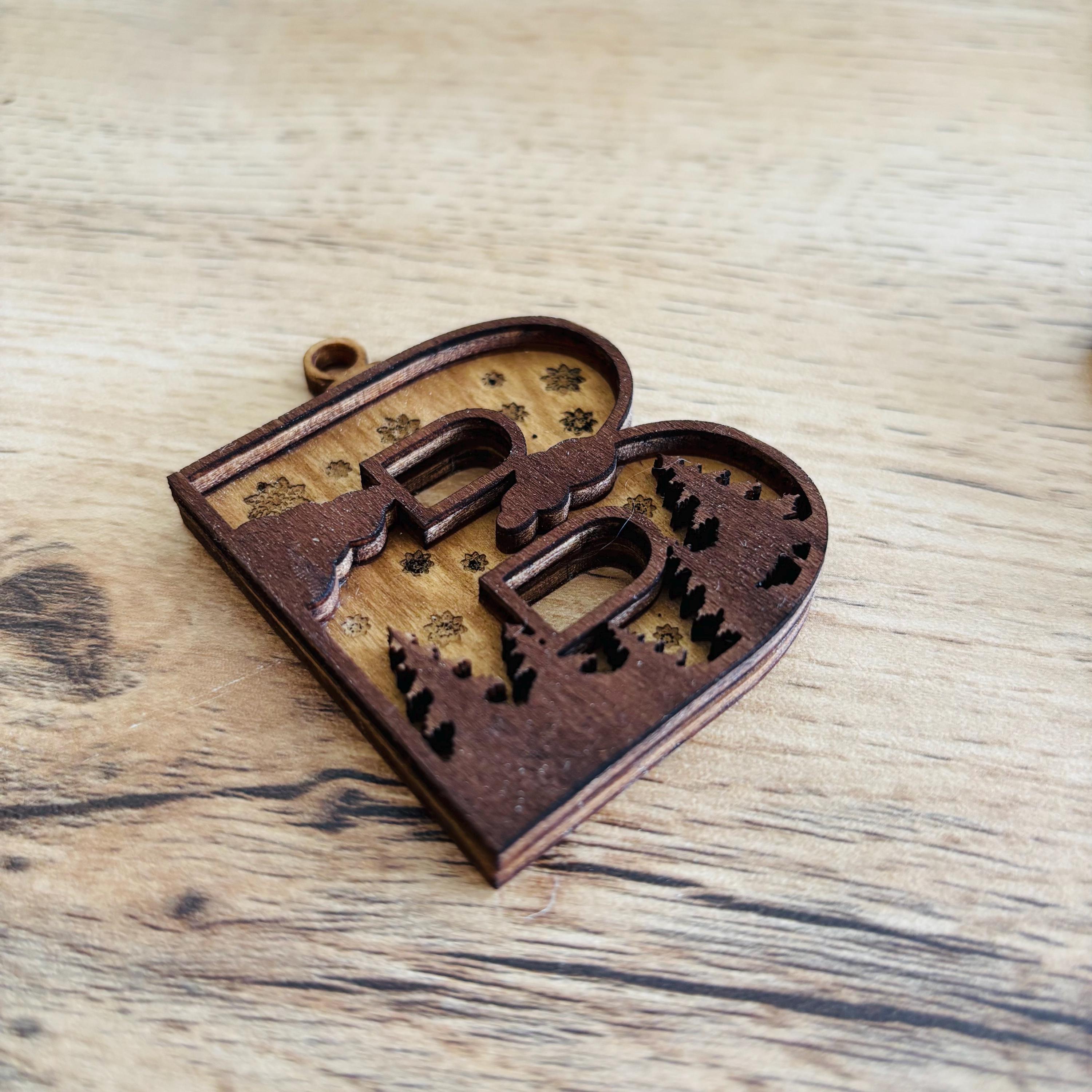 Décorations d'arbre de Noël personnalisées - votre lettre / couleur, étiquette cadeau, cadeau pour lui, sa femme, maman, papa, fille, garçon, boule en bois