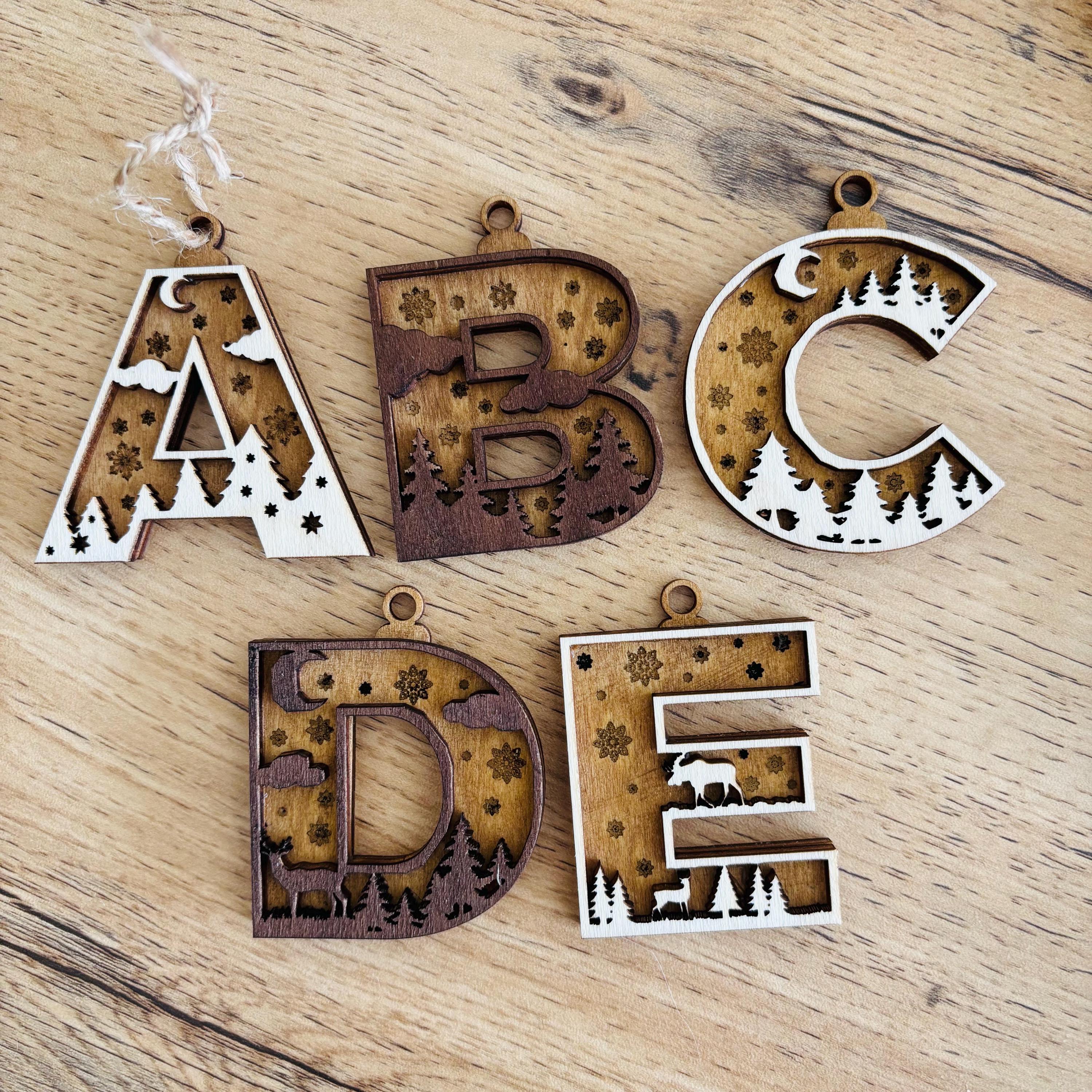 Décorations d'arbre de Noël personnalisées - votre lettre / couleur, étiquette cadeau, cadeau pour lui, sa femme, maman, papa, fille, garçon, boule en bois