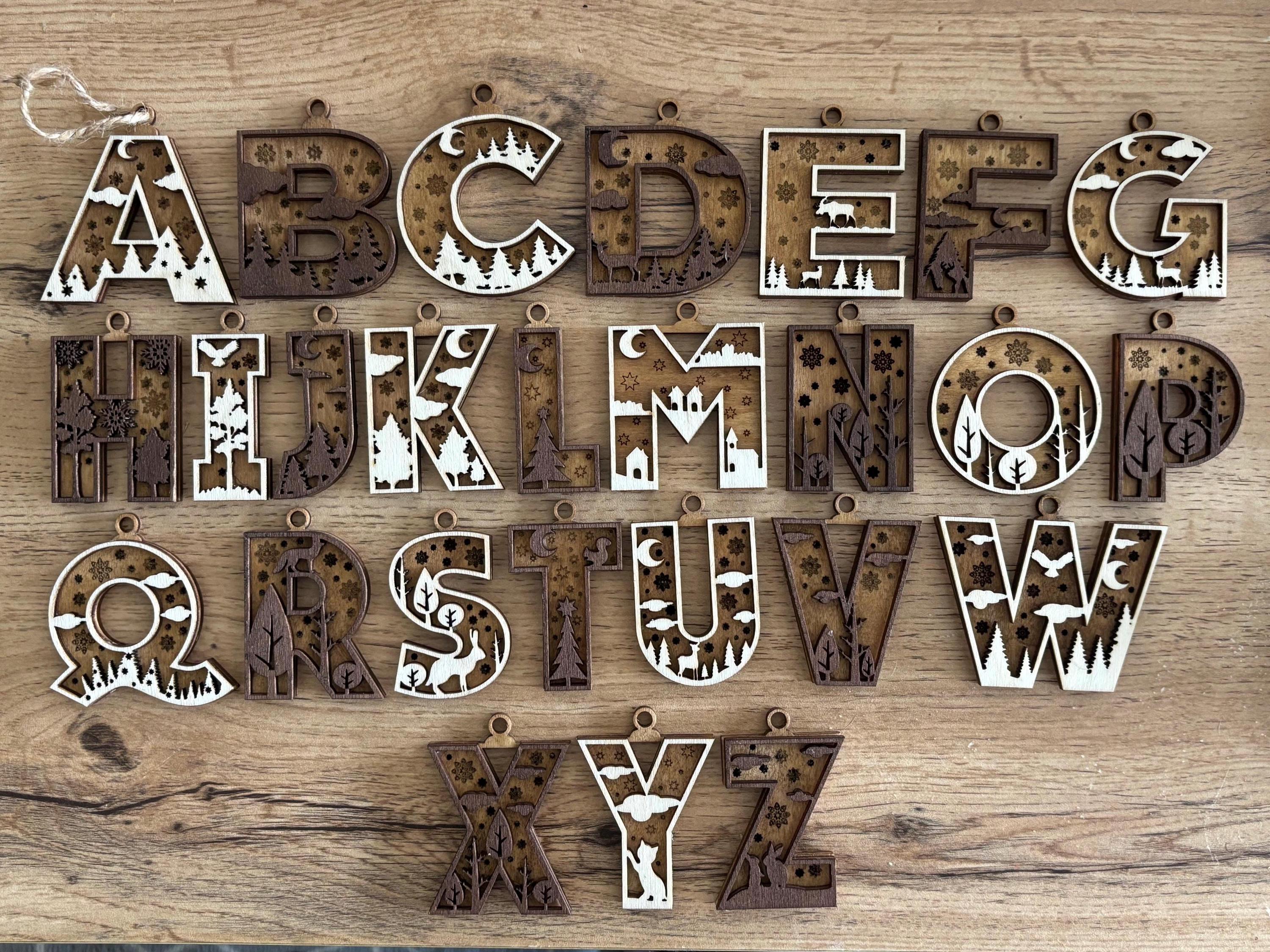 Décorations d'arbre de Noël personnalisées - votre lettre / couleur, étiquette cadeau, cadeau pour lui, sa femme, maman, papa, fille, garçon, boule en bois